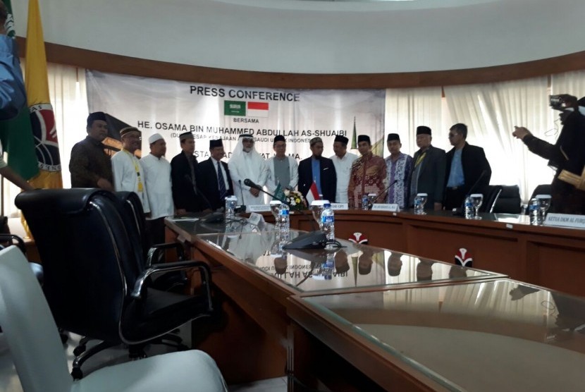 Perwakilan ulama dan Duta Besar Arab Saudi Osama bin Muhammad Abdullah menggelar konferensi pers terkait penolakan terhadap politisasi ibadah haji dan umrah di Gedung rektorat UPI, Kota Bandung, Sabtu (17/3). 