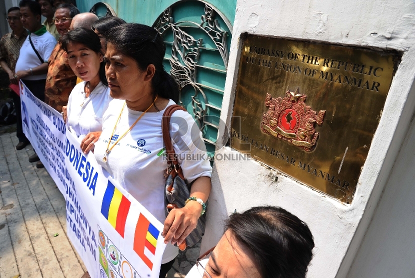 Perwakilan umat Budha melakukan aksi damai pengungsi Rohingya didepan kantor kedutaan Myanmar, Jakarta,Senin (25/5). 