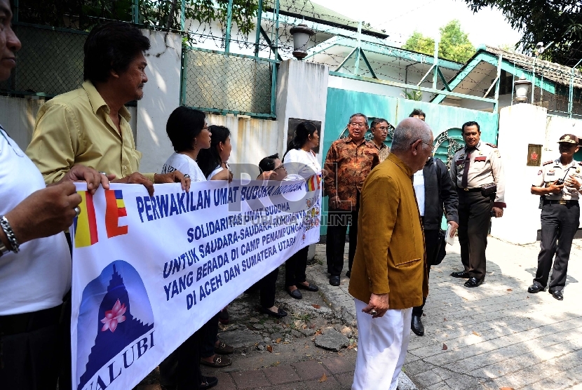 Perwakilan umat Budha melakukan aksi damai pengungsi Rohingya didepan kantor kedutaan Myanmar, Jakarta,Senin (25/5). 