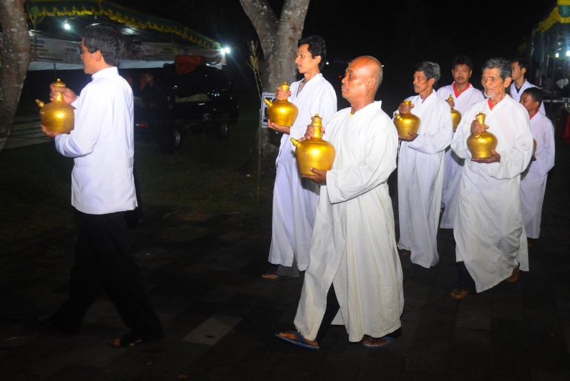 Perwakilan umat Budha membawa kendi berisi air suci saat memasuki rangkaian ritual Waisak di Candi Sewu, Prambanan, Klaten, Jawa Tengah, Sabtu (21/5).