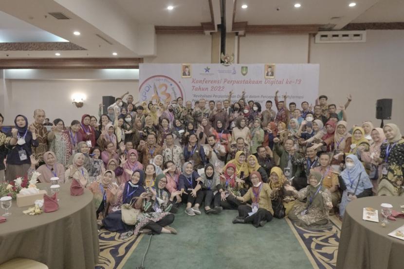 Perwakilan Universitas Teuku Umar (UTU) Meulaboh, Aceh Barat mengikuti Konferensi Perpustakaan Digital Indonesia (KPDI) ke-13 tahun 2022 di Solo, Jawa Tengah, 9-11 Agustus 2022.