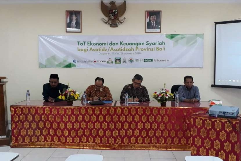 Perwakilan ustaz dan ustazah seluruh kabupaten kota di Bali mengikuti pelatihan ekonomi dan keuangan syariah di Balai Latihan Masyarakat (BLM) Kota Denpasar, Sabtu (25/8).