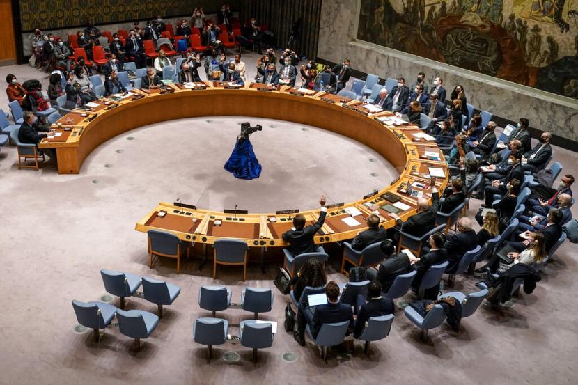 Perwakilan yang memberikan suara mendukung resolusi mengangkat tangan mereka selama pertemuan Dewan Keamanan PBB tentang invasi Rusia ke Ukraina, Jumat 25 Februari 2022.