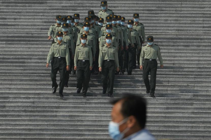 Perwira militer China berbaris menuruni tangga Aula Besar Rakyat di Beijing, Selasa, 27 September 2022. Komite Sentral Partai Komunis China untuk Inspeksi Disiplin (CCDI) berhasil membongkar 273.000 kasus birokrasi yang berujung pada hukuman penjara bagi 410.000 orang