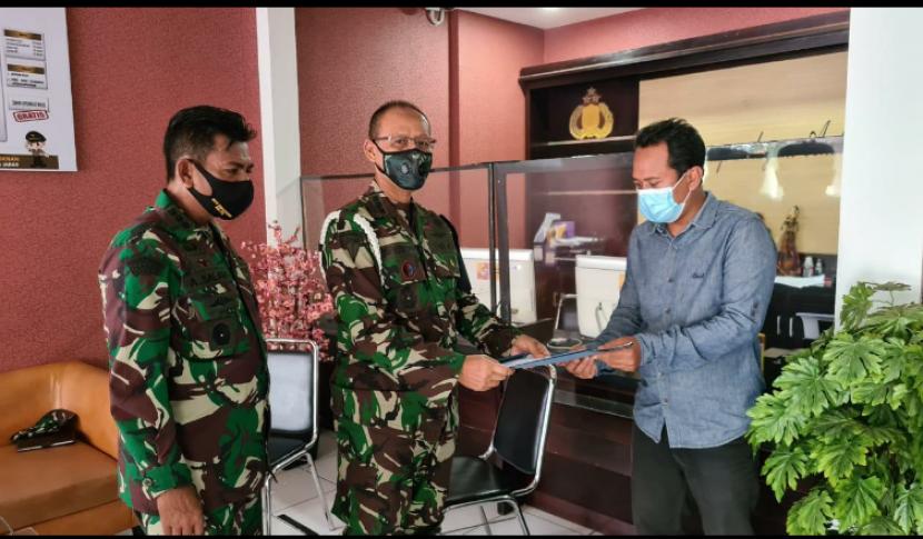 Perwira Puspomad melaporkan akun yang mencatut TNI AD ke Polda Jabar, Sabtu (19/12).