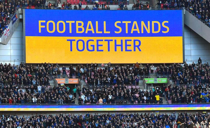 Pesan Football Stands Together tertera di layar stadion saat final English Carabao Cup antara Chelsea FC dan Liverpool FC  Wembley di London, Inggris pada 27 Februari 2022. Liga Premier pekan ini tidak akan tayang di China karena adanya pesan pro Ukraina. 