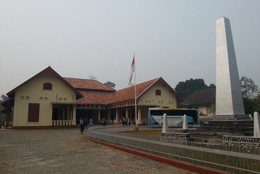 Pesanggrahan Muntok. Di bangunan ini Sukarno dan Mohammad Hatta serta sejumlah tokoh lainnya tinggal selama masa pengasingan oleh Belanda di Kota Muntok, Kabupaten Bangka Barat, Provinsi Bangka Belitung. 