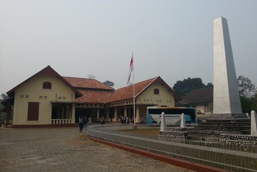 Pesanggerahan Muntok. Di bangunan ini Sukarno dan Mohammad Hatta serta sejumlah tokoh lainnya tinggal selama masa pengasingan oleh Belanda di Kota Muntok, Kabupaten Bangka Barat, Provinsi Bangka Belitung. Di gedung yang kini dikenal sebagai Wisma Ranggam i