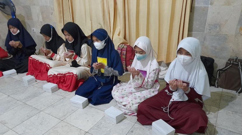 Pesantren Al Hilal merupakan sebuah lembaga pendidikan Islam di Jawa Barat yang dikhususkan untuk santri yatim dan penghafal Quran.