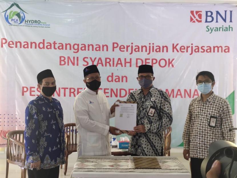  Pesantren Cendekia Amanah Depok melakukan penandatanganan MoU dengan Bank BNI Syariah untuk pelayanan keuangan sekolah dan bisnis hidroponik di Depok, Jawa Barat, Kamis (15/10).