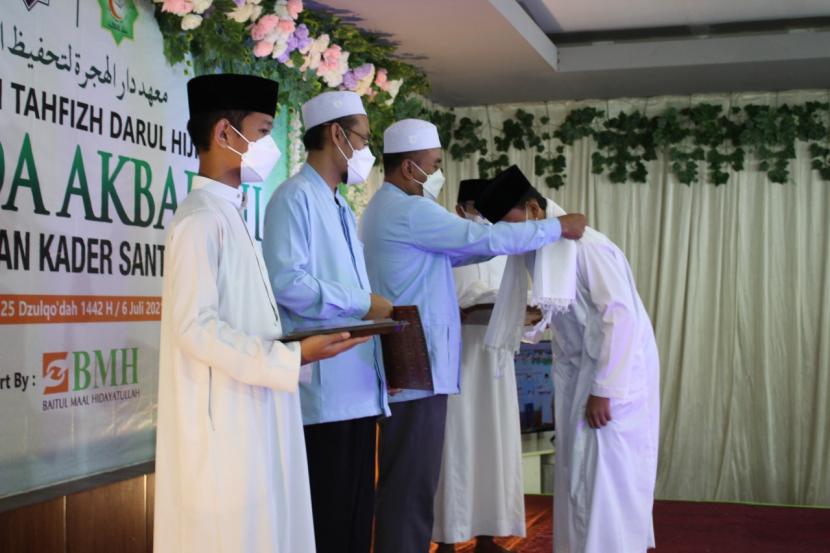 Pesantren Darul Hijrah Pusuruan, Jawa Timur, menggelar wisuda VII dan penugasan santri tahfidz ke berbagai daerah.