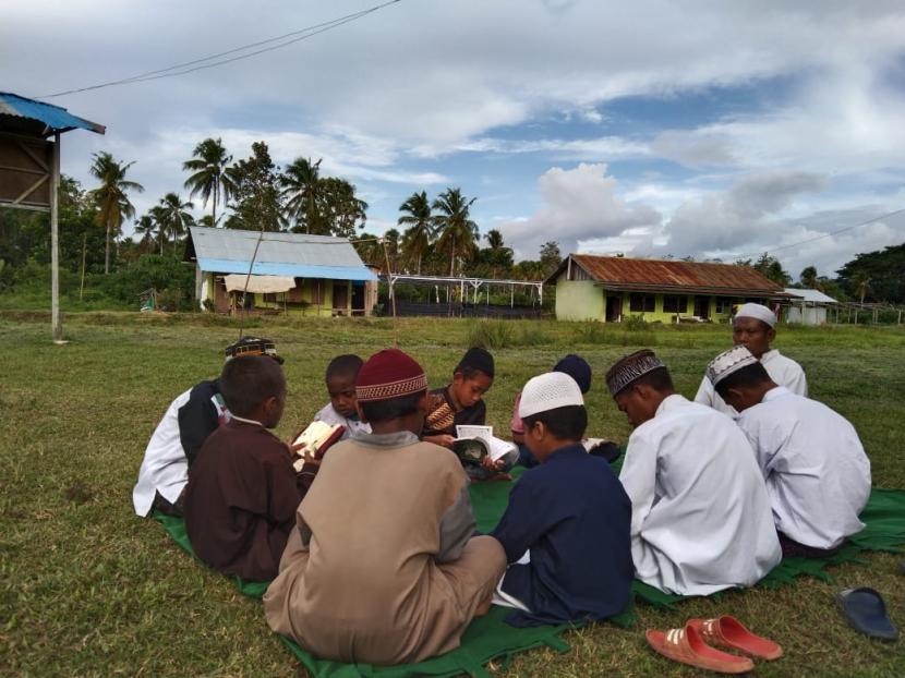 Pesantren Hidayatullah Savana Jaya yang berada di Pulau Buru, Namlea, Maluku, butuh asrama permanen untuk santri.