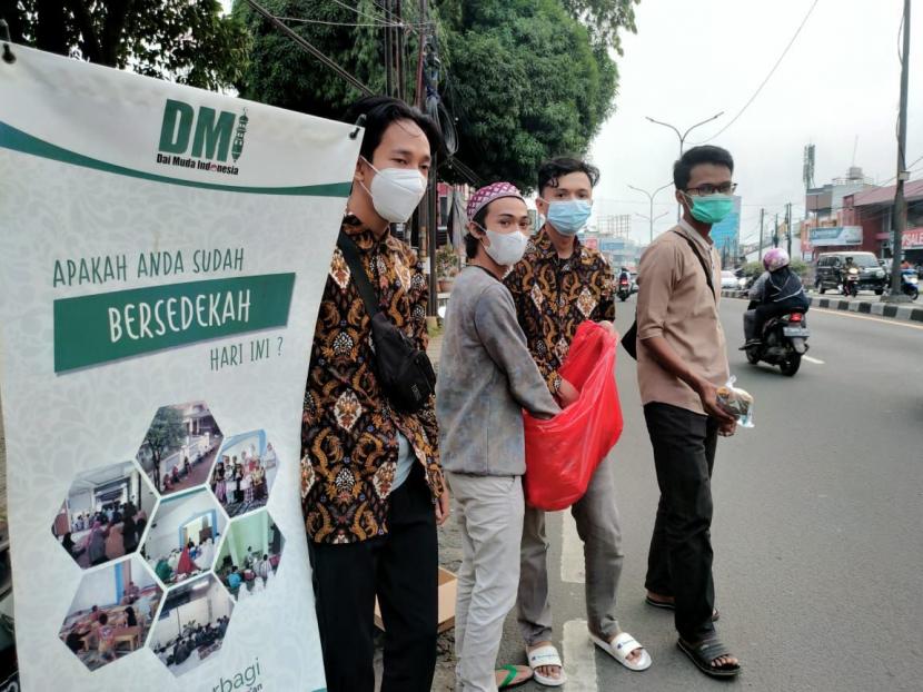 Pesantren Mahasiswa Dai (Pesmadai) membagikan takjil di pinggir jalan dekat kampus UIN Syarif Hidayatullah Jakarta.