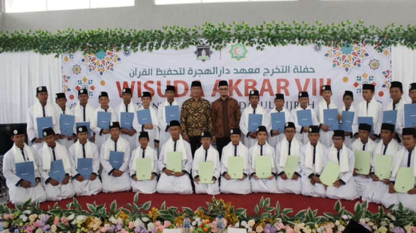 Pesantren Tahfidz Darul Hijrah Pandaan, Pasuruan, Jawa Timur  menggelar Wisuda Akbar VIII, Sabtu (18/6). 