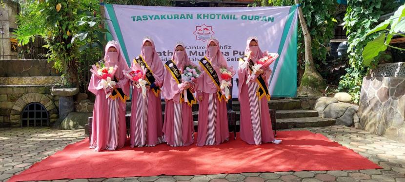 Pesantren Tahfidz Fathan Mubiina Putri Hidayatullah Jakarta Selatan menggelar tasyakuran wisuda Khotmil Quran angkatan pertama di Villa Edensor Bogor,  Selasa (25/1).