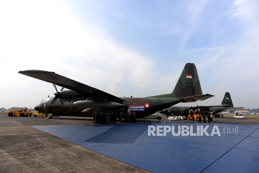 Pesawar Hercules yang digunakan untuk mengirim bantuan kemanusiaan untuk pengungsi Rohingya di Pangkalan TNI AU, Bandara Halim Perdanakusumah, Jakarta, Rabu (13/9).