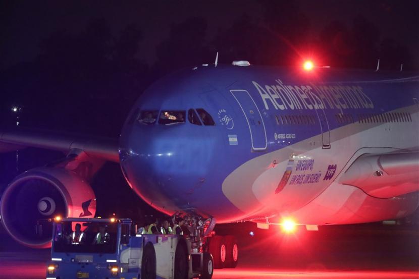Pesawat Aerolineas Argentinas yang membawa anggota tim sepak bola nasional Argentina tiba di Bandara Internasional Ezeiza, sekitar 22 km dari Buenos Aires, Argentina,  Selasa (20/12/2022).