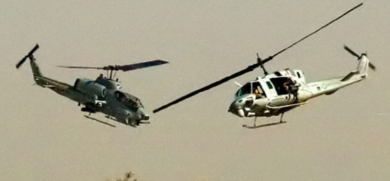 Pesawat AH-1W 'Cobra' dan pesawat UH-1Y 'Huey'  yang bertabrakan di udara. Tujuh marinir AS tewas.