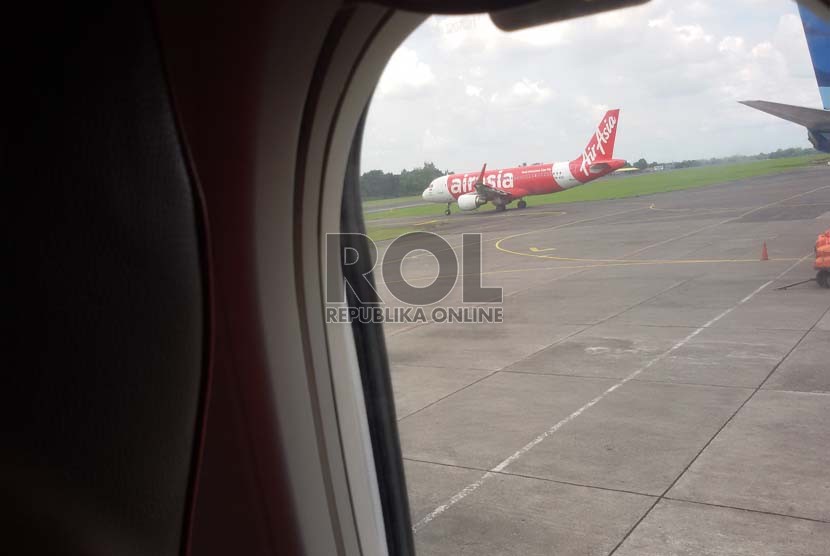 Pesawat Air Asia juga antre take off di Bandara Adisucipto,Yogyakarta...Kamis (26/2). 