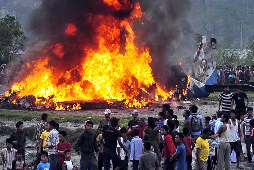  Pesawat Air Sita jatuh terbakar dekat Katmandu, Nepal, Jumat (28/9). (AP Photo)