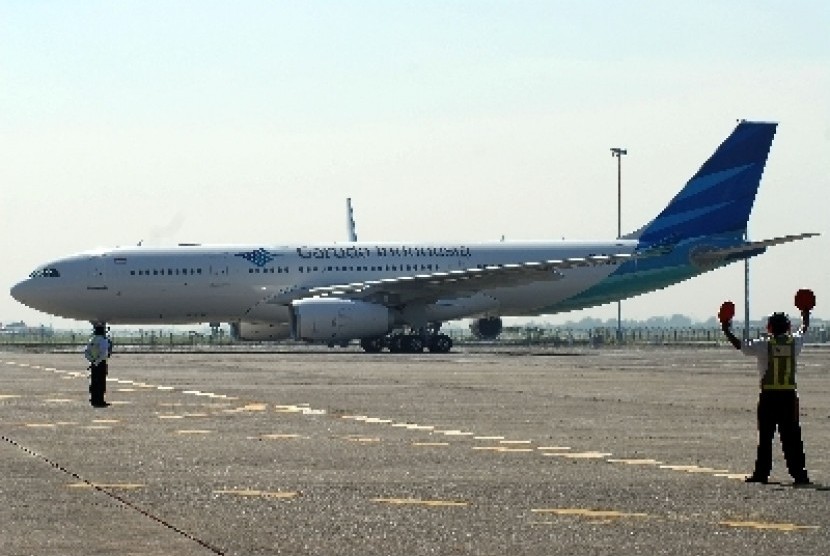 Pesawat Airbus 330-200 baru milik Garuda saat tiba di Hangar Garuda Maintence Facility-Aero Asia, Bandara Soekarno Hatta, Tangerang.