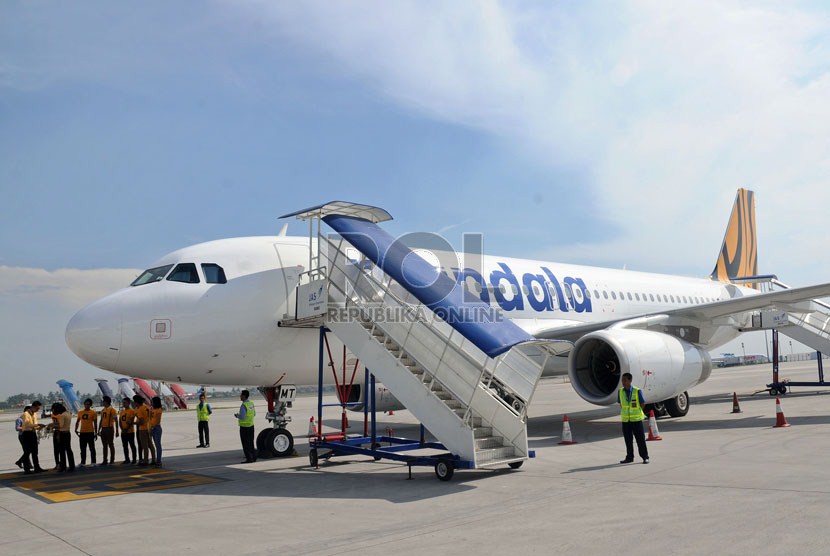  Pesawat Airbus A320 terbaru milik Mandala Airlines bersandar di Terminal III Bandara Internasional Soekarno Hatta, Tangerang, Banten, Kamis (14/3).   (Republika/Aditya Pradana Putra)