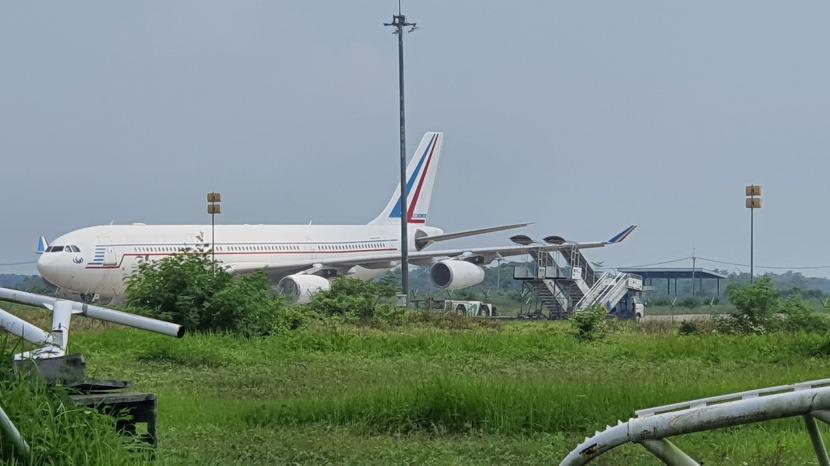 Pesawat Airbus A340-212 bekas Angkatan Udara Prancis di Bandara Kertajati, Jawa Barat.