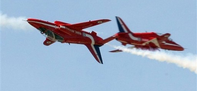 Pesawat akrobatik Red Arrow sedang menggelar atraksi di udara. (ilustrasi).