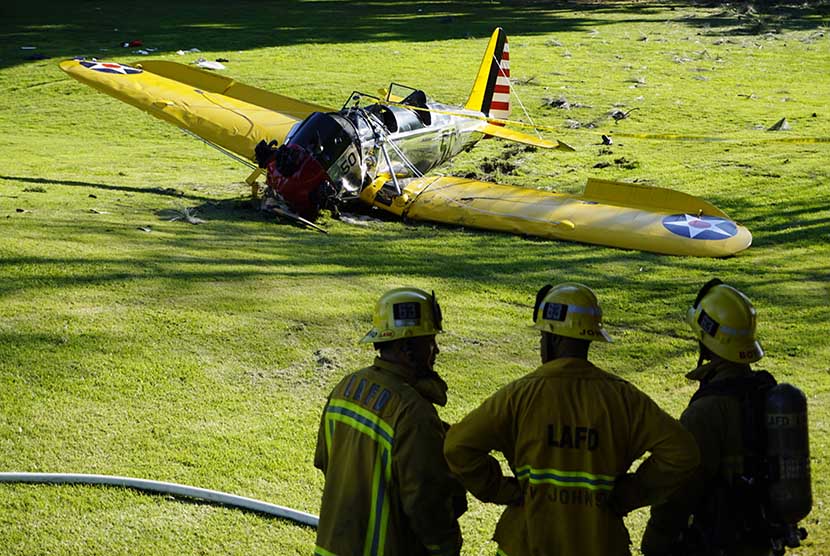 Pesawat aktor Harrison Ford jatuh di lapangan golf di Los Angeles.   (AP/Damian Dovarganes)