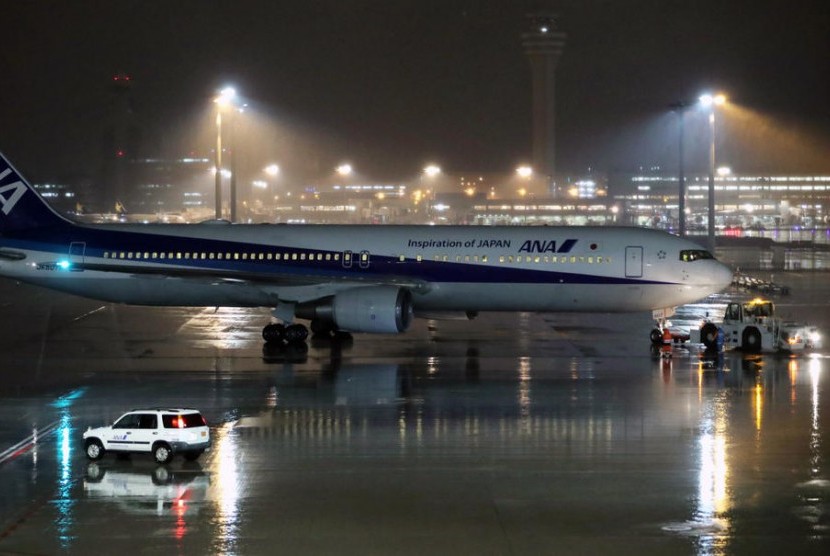 Pesawat All Nippon Airways bersiap terbang ke Wuhan untuk menjemput warga negara Jepang pada Selasa (28/1). Pesawat dari Jepang membawa pulang 206 warga negara Jepang dari Wuhan dan tiba di Bandara Haneda, Tokyo pada Rabu (29/1).