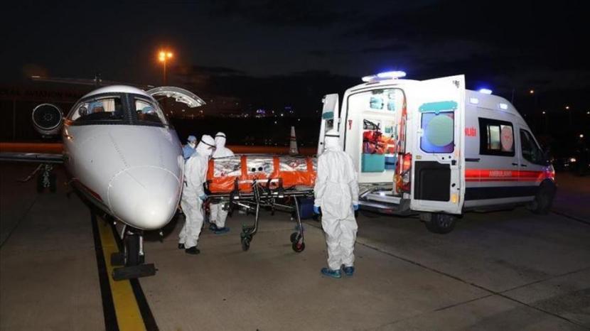Pesawat Ambulans yang menjemput Mehmet Hanefi Aydin tiba di Istanbul.