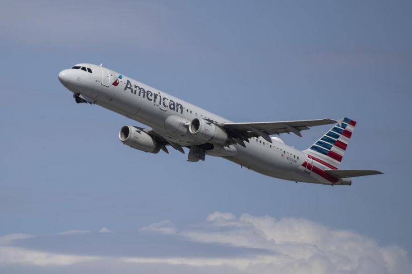 Pesawat American Airlines. Seorang pria berusia 26 tahun ikut terbang dengan American Airlines dengan bersembunyi di kompartemen roda pesawat, Sabtu.