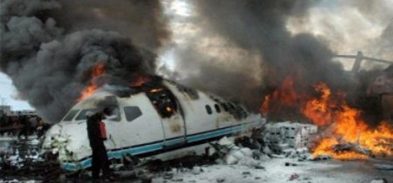 Pesawat An-24 dalam sebuah kecelakaan fatal beberapa waktu lalu (ilustrasi).