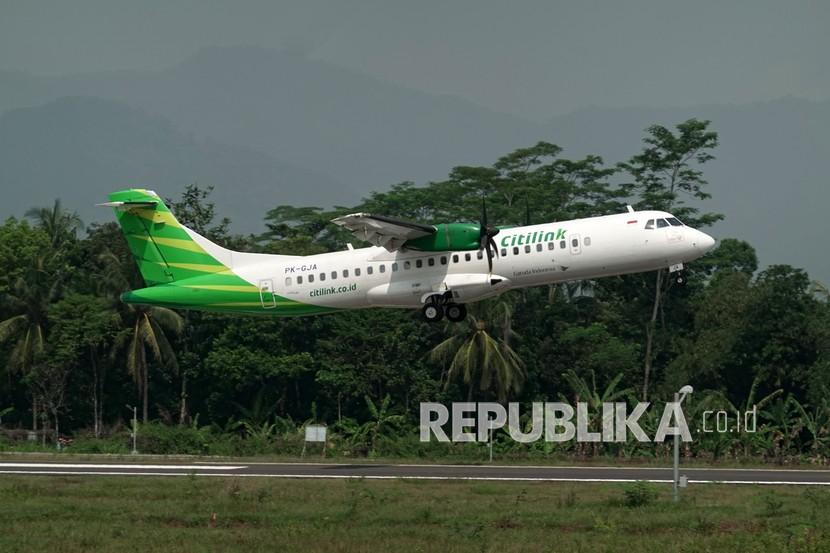 Pesawat ATR 72-600 milik maskapai penerbangan Citilink melakukan penerbangan komersil perdana di Bandara Jenderal Besar Soedirman (JBS), Purbalingga, Jawa Tengah, Kamis (3/6/2021). Sebanyak 24 penumpang mendarat dari Surabaya dan 37 penumpang berangkat menuju Jakarta pada penerbangan komersial perdana di Bandara JBS, menandai dimulainya operasional bandara secara komersial. 