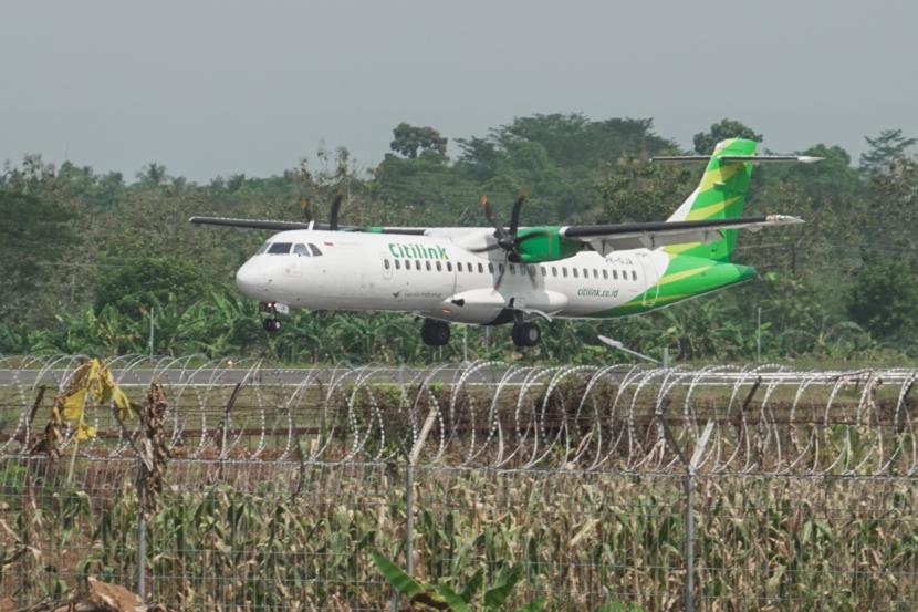 Pesawat ATR-72 milik maskapai penerbangan Citilink mendarat di Bandara Jenderal Besar Soedirman, Purbalingga, Jateng, Selasa (1/6/2021). Maskapai penerbangan Citilink melakukan proving flight pesawat ATR-72 rute Surabaya-Purbalingga, dengan kapasitas 70 penumpang, sebagai simulasi akhir persiapan operasional komersial Bandara Jenderal Besar Soedirman Purbalingga.