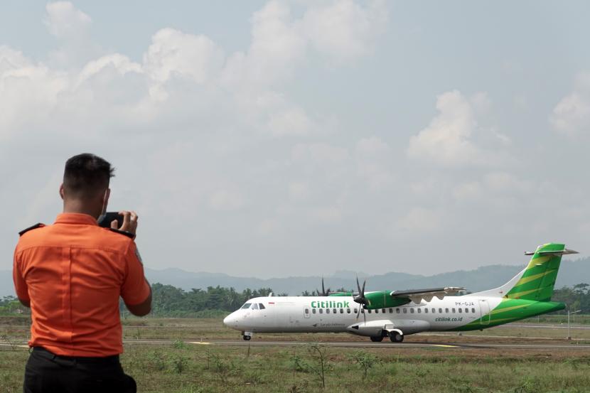 Pesawat ATR-72 milik maskapai penerbangan Citilink mendarat di Bandara Jenderal Besar Soedirman, Purbalingga, Jateng, Selasa (1/6/2021). Maskapai penerbangan Citilink melakukan proving flight pesawat ATR-72 rute Surabaya-Purbalingga, dengan kapasitas 70 penumpang, sebagai simulasi akhir persiapan operasional komersial Bandara Jenderal Besar Soedirman Purbalingga. 