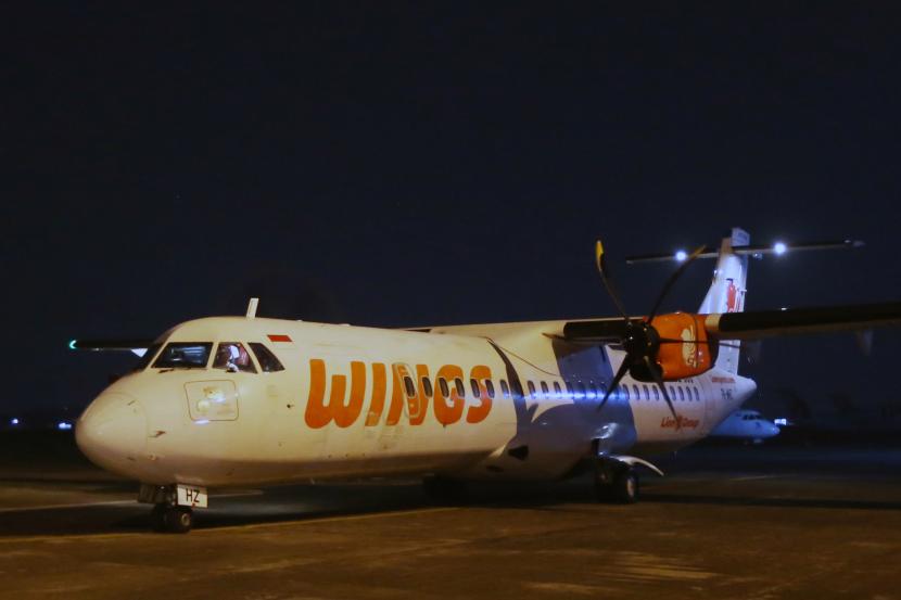 Pesawat ATR 72 Wings Air (ilustrasi). Lion Air Group mengeluarkan pernyataan operasi Wings Air dengan pesawat ATR atau jenis baling-baling (propeller) hingga kini masih merugi, setelah manajemen maskapai itu dilaporkan melanggar tarif batas atas oleh Otoritas Bandara Mathilda Batlayeri Saumlaki di Kabupaten Kepulauan Tanimbar, Provinsi Maluku.