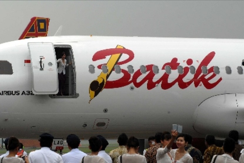   Pesawat baru Batik Air seri Airbus 320 tiba di terminal 1A, Bandar udara Soekarno-Hatta, Tangerang, Banten, Jumat (21/11).