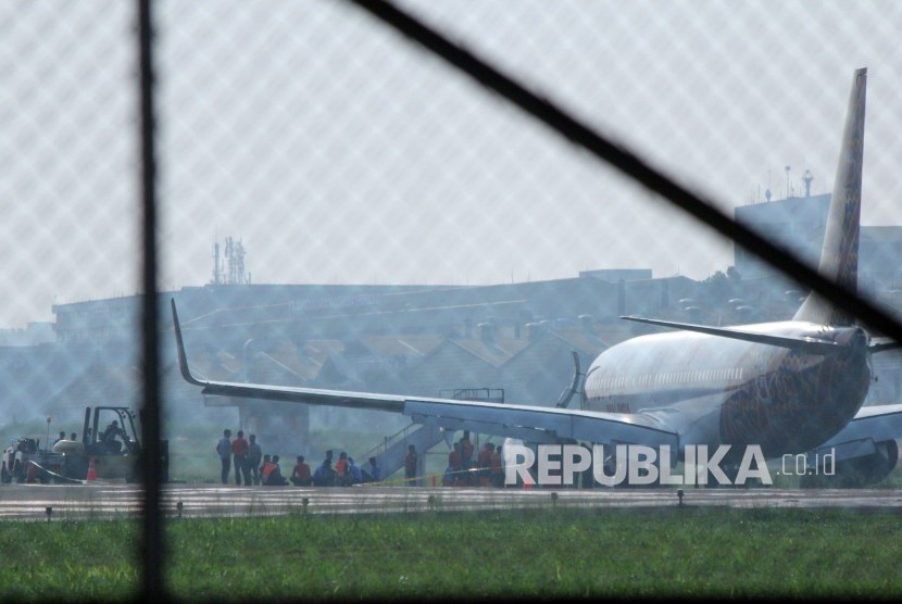 Petugas memeriksa pesawat Batik Air Malaysia yang gagal take off di Bandara Husein Sastranegara, Kota Bandung, Kamis (20/6).