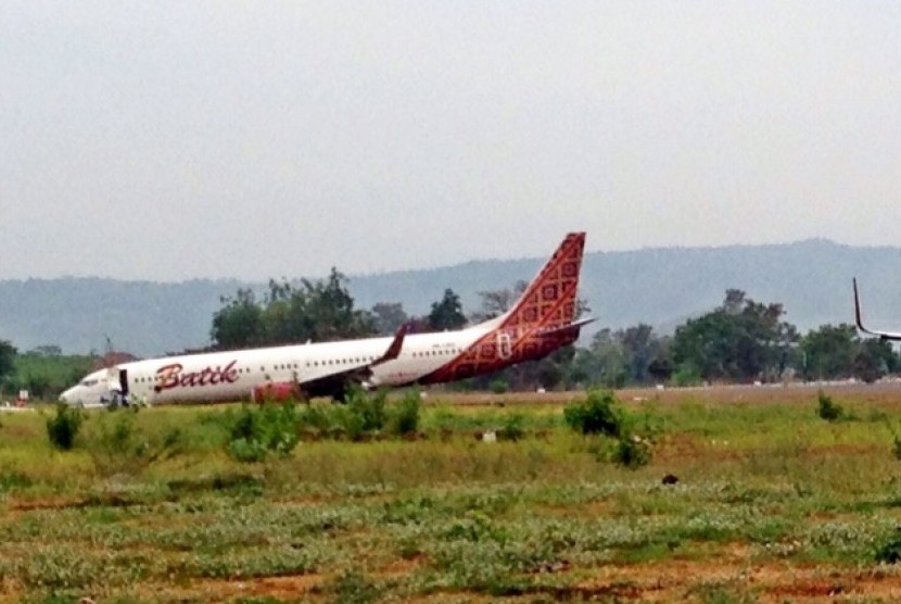 Pesawat Batik Air yang tergelincir di Bandara Adi Sucipto, Yogyakarta, Jumat (6/11).  