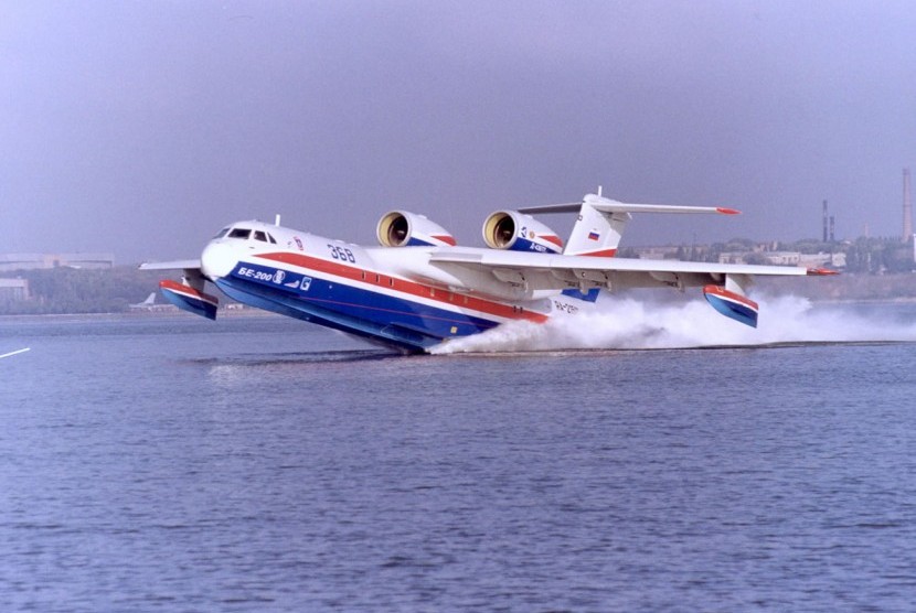 Pesawat Beriev Be-200 yang mendarat di laut.
