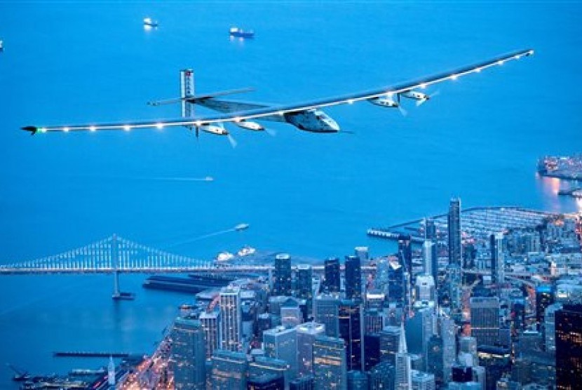 Pesawat bertenaga surya Solar Impulse 2 terbang di atas Kota San Fransisco pada 23 April 2016. 