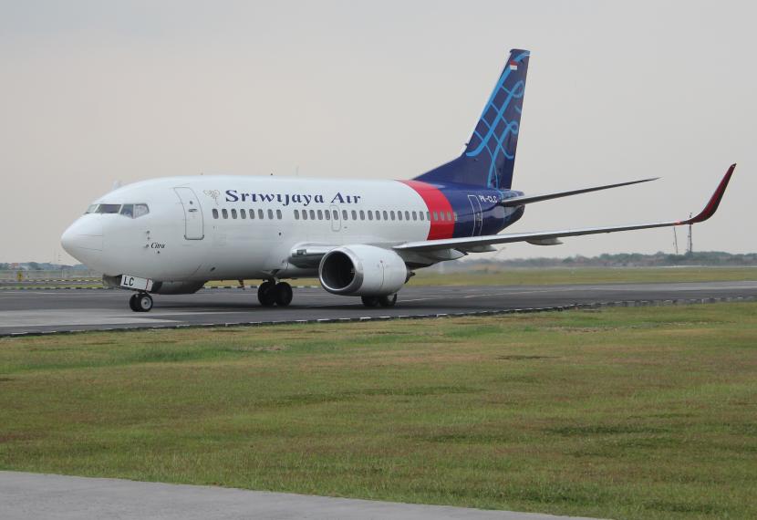  Pesawat Boeing 737-524, registrasi PK-CLC, Sriwijaya Air, di Bandara Internasional Ahmad Yani Semarang. Maskapai Sriwijaya Air membuka rute penerbangan  Maluku Tenggara.