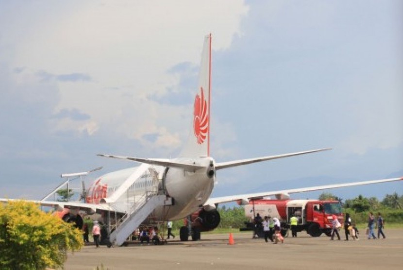 Pesawat Boeing 737-800 dengan nomor penerbangan JT891 Lion Air tergelincir saat mendarat di Bandara Djalaludin Tantu Gorontalo, Sabtu (8/12). 