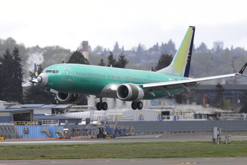 Pesawat Boeing 737 MAX 8 tengah uji terbang di lapangan udara Seattle, Amerika Serikat. Pemerintah Indonesia akan mencabut larangan terbang armada Boeing 737 Max. 