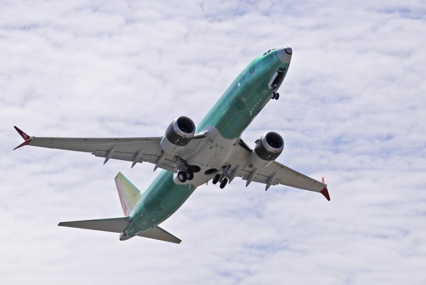 Lembaga regulator penerbangan sipil di Amerika serikat yakni Federal Aviation Administration (FAA) mencabut larangan terbang pesawat Boeing 737 Max 8.