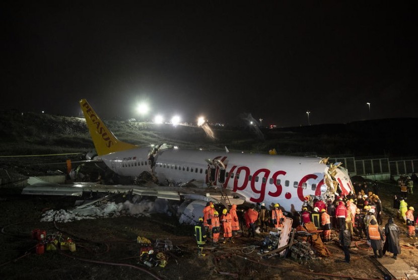 Pesawat Boeing 737 milik Pegasus Airlines tergelincir di landasan pacu Sabiha Gokcen, Istanbul, Rabu (5/2).