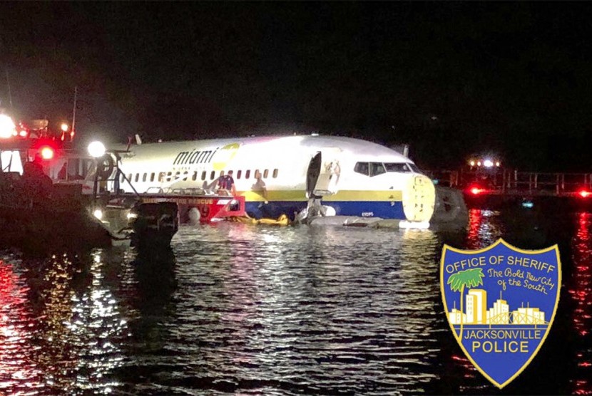 Pesawat Boeing 737 tergelincir di sebuah sungai di ujung landasan pacu di Jacksonville, Florida, Jumat (3/5).