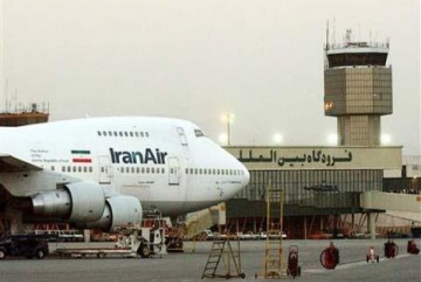 Pesawat Boeing 747 milik Iran Air di bandara internasional Mehrabad, Teheran. Layanan penerbangan ke bandara di Iran dihentikan dari Ahad petang hingga Senin pagi.