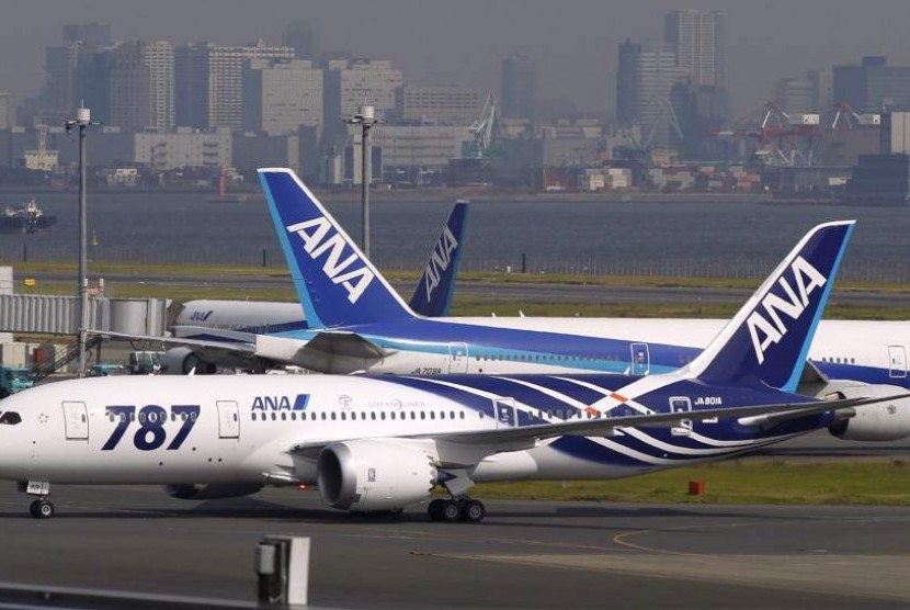 Pesawat Boeing 787 Dreamliner yang digunakan maskapai Jepang, All Nippon Airlines (ANA). ANA Holdings Inc mengatakan pihaknya membukukan laba bersih 89,48 miliar yen pada tahun fiskal yang berakhir Maret 2023.
